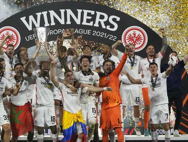 Eintracht Frankfurt berhasil menjadi juara Liga Europa 2021/2022 usai berhasil mengalahkan Glasgow Rangers di partai final pada Kamis (19/5/2022) dini hari WIB. (AP/Manu Fernandez)