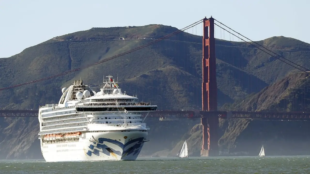 Kapal pesiar Grand Princess melewati Golden Gate Bridge ketika dalam perjalanan menuju San Fransisco dari Hawaii.