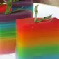 Masyarakat Indonesia sering menyebutnya kue pelangi karena warna kue yang warna-warni (Sumber foto: resepkue.com)