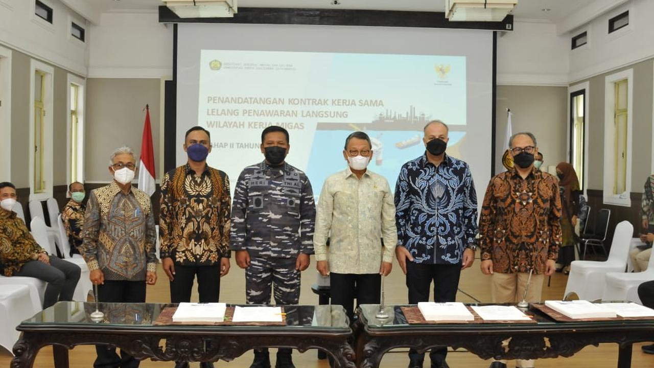Menteri ESDM Arifin Tasrif didampingi Direktur Jenderal Minyak dan Gas Bumi Tutuka Ariadji menyaksikan penandatanganan Kontrak Bagi Hasil untuk 3 Wilayah Kerja (WK) Hasil Penawaran Tahap II Tahun 2021.