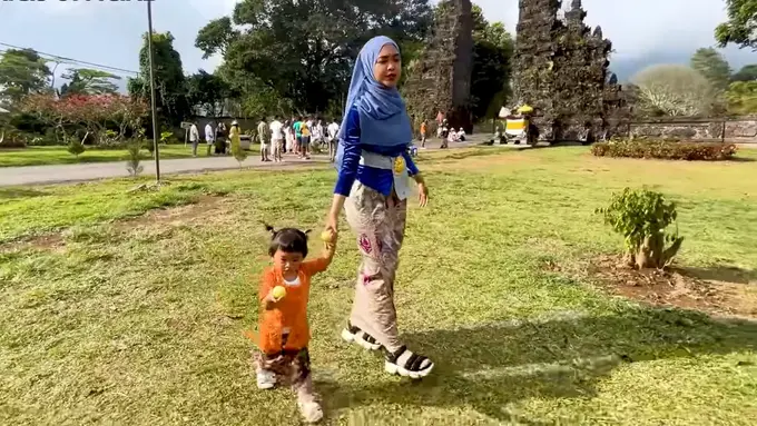 Moana anak Ria Ricis kenakan kebaya