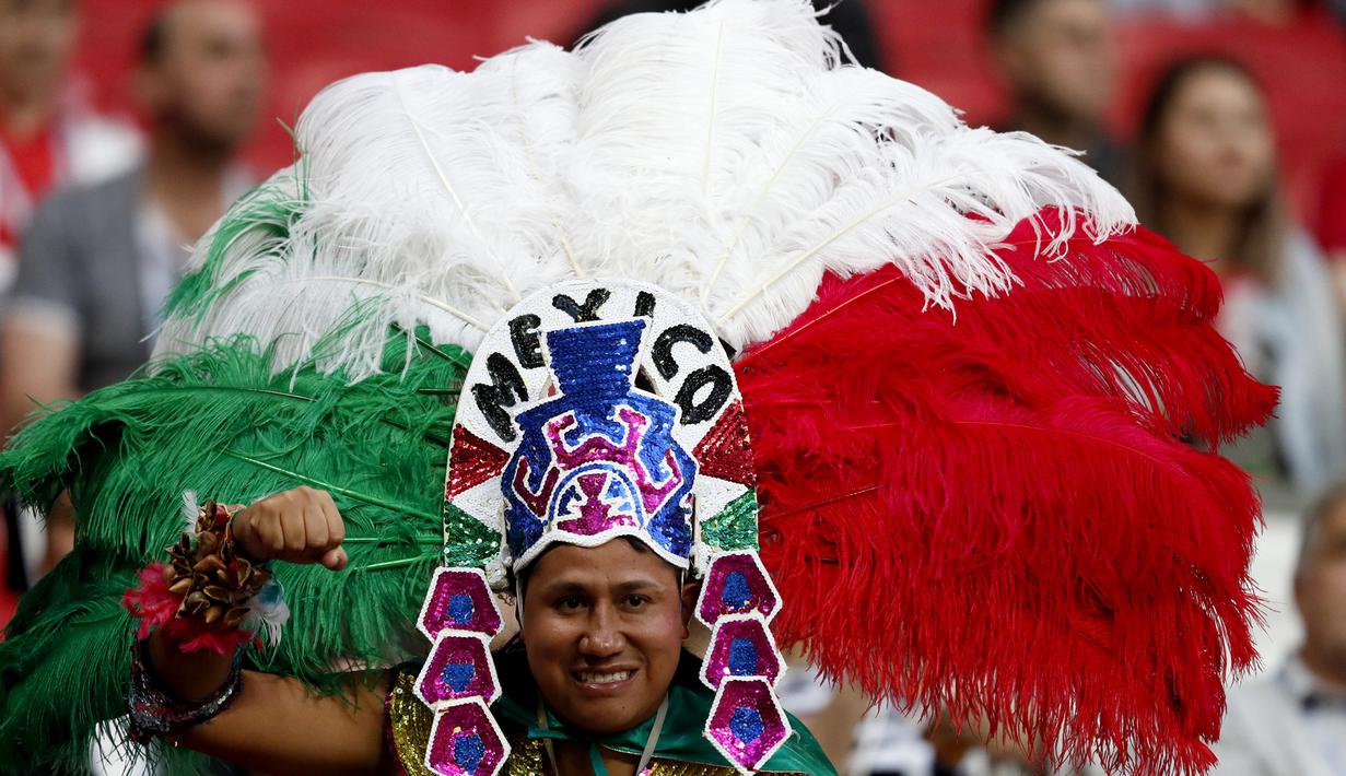 Suporter Meksiko saat menyaksikan pertandingan antara Cile melawan Portugal pada laga semifinal Piala Konfederasi 2017 di Stadion Kazan, Russia, Rabu, (28/6/2017). (EPA/Yuri Kochetkov)