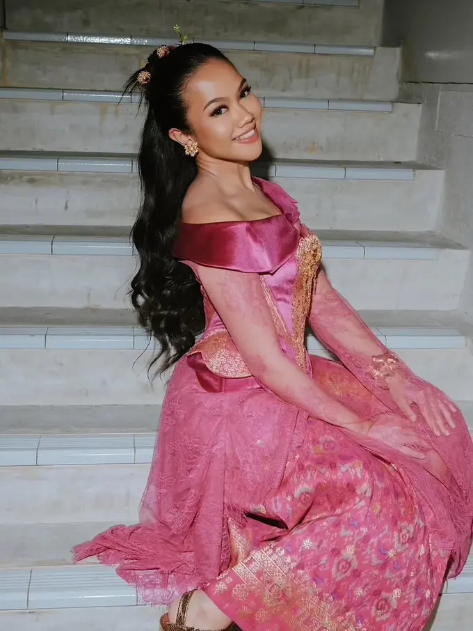 Yura Yunita Bak Princess Aurora Modern dalam Balutan Busana Sentuhan Songket yang Anggun