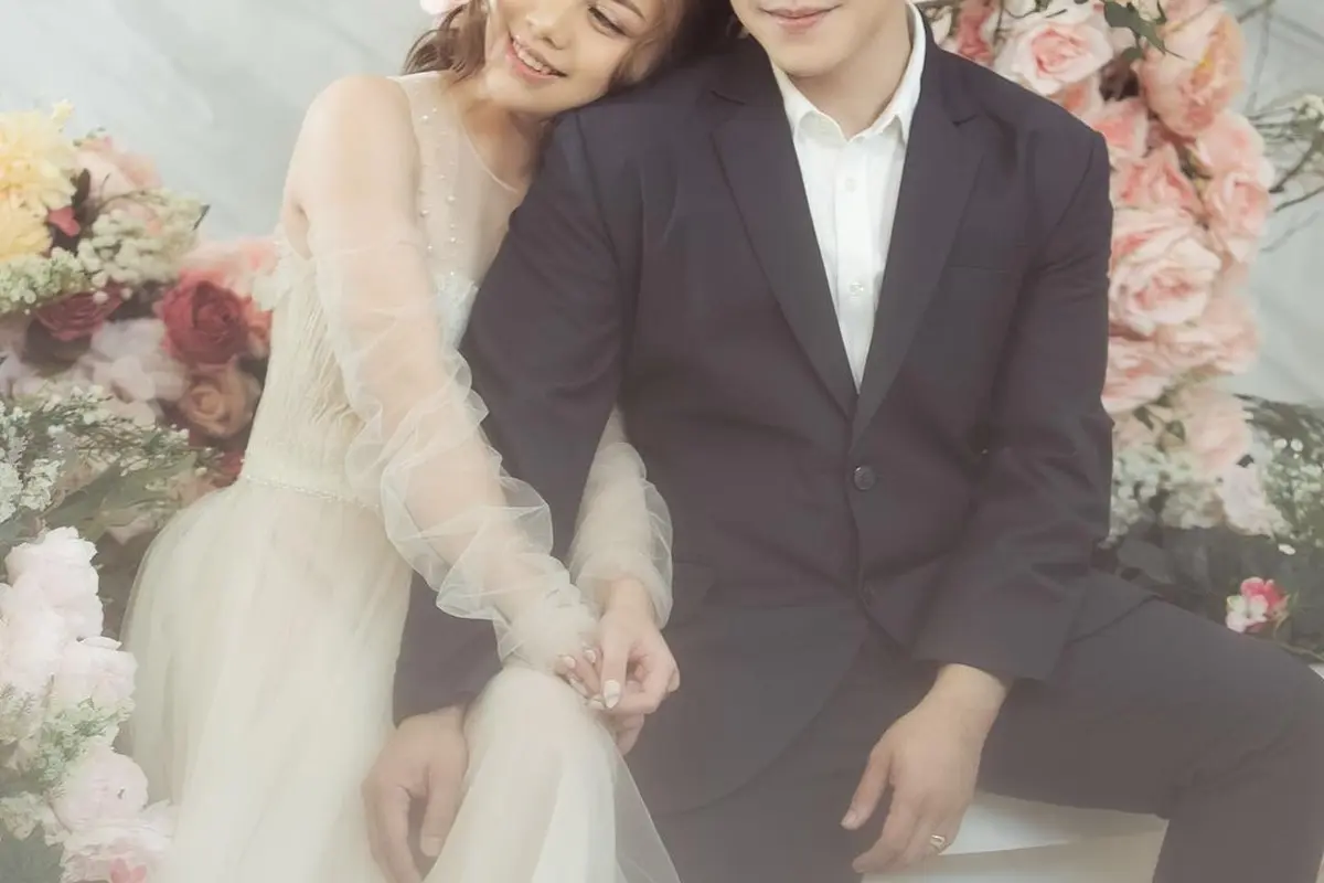 Gaya pemotretan Jordi Onsu dan Frislly Herlind yang makin mesra. (Sumber: Instagram/fdphotography90)