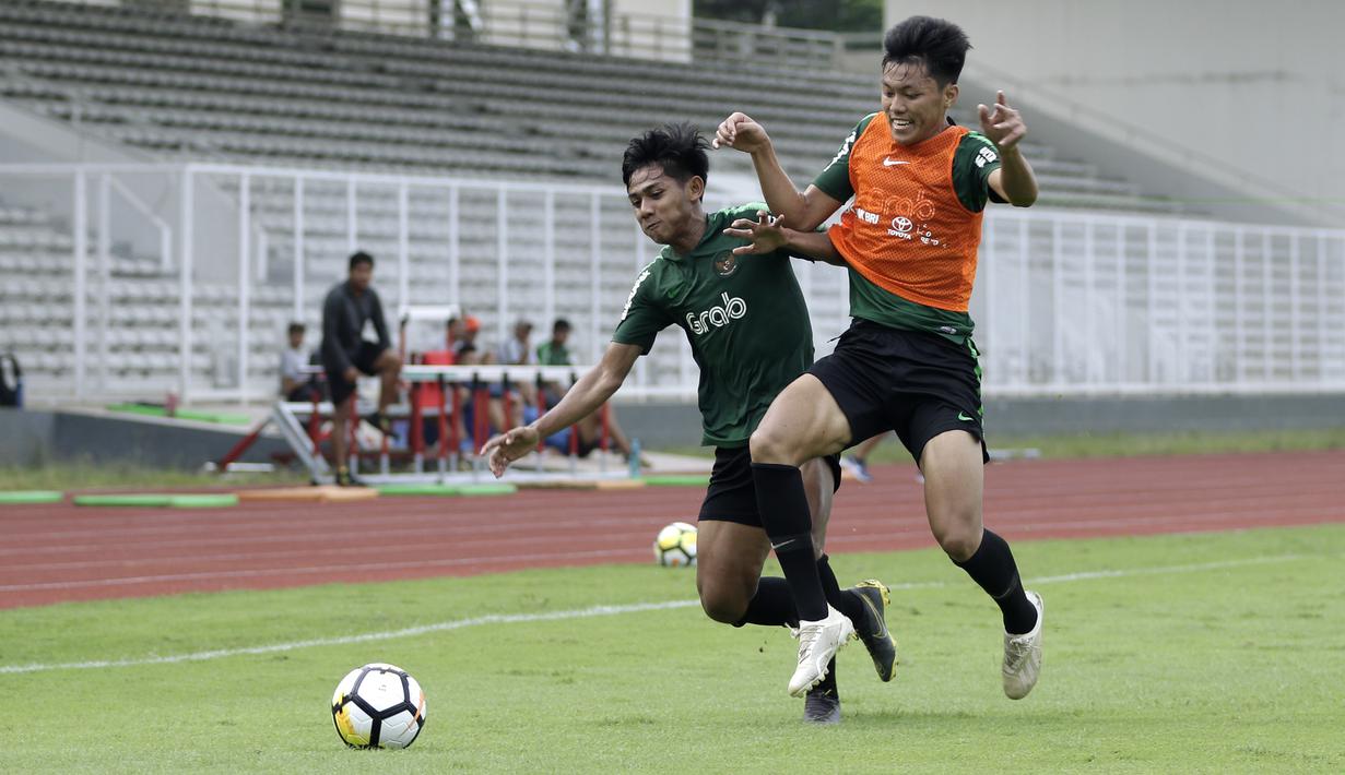 Pemain Timnas Indonesia U-23, Feby Eka Putra, berebut bola dengan Firza Andika saat internal game di Stadion Madya, Jakarta, Jumat(8/3). Latihan ini merupakan persiapan jelang kualifikasi Piala AFC U-23 di Vietnam. (Bola.com/Yoppy Renato)