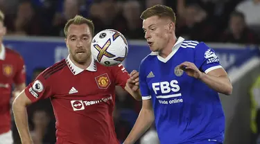 Gelandang Manchester United (MU) Christian Eriksen berebut bola dengan pemain tengah Leicester City Harvey Barnes dalam lanjutan Liga Inggris 2022/2023 pekan ke-5 di King Power Stadium, Jumat (2/9/2022) dini hari WIB. MU menang 1-0 atas Leicester City lewat gol yang dilesakkan Jadon Sancho.  (AP Photo/Rui Vieira)