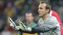 Mark Schwarzer. Eks kiper Timnas Australia yang pensiun pada Juli 2016 bersama Leicester City ini berhasil meloloskan Australia yang saat itu masih bernaung di bawah konfederasi Oseania (OFC) ke Piala Dunia 2006 Jerman usai menyingkirkan Uruguay di play-off antar-benua. Setelah kalah 0-1 di leg pertama saat bermain di Uruguay (12/11/2005), Australia berhasil menyingkirkan Uruguay 4-2 di leg kedua (16/11/2005) via adu penalti setelah skor 1-0 bertahan hingga waktu normal usai. Mark Schwarzer menggagalkan dua eksekusi penalti dari Dario Rodriguez dan Marcelo Zalayeta. (AFP/Valery Hache)