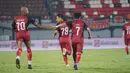 Persija Jakarta berhasil menahan imbang Arema FC 2-2 pada laga matchday kedua Grup B Piala Presiden 2024 di Stadion Kapten I Wayan Dipta, Gianyar, Bali, Rabu (24/7/2024). Persija yang sempat tertinggal dua gol lewat aksi Salim Tuharea (54') dan Charles Lokolingoy (67') mampu menyamakan skor hanya dalam tempo empat menit. Uniknya kedua gol Macan kemayoran dicetak oleh dua mantan pemain Arema FC yang kini berseragam Persija, Gustavo Almeida (84') dan Hanif Sjahbandi (87'). (Dok. Persija)