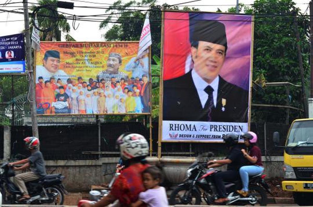 Baliho besar bertulis 'Rhoma For Presiden' 
