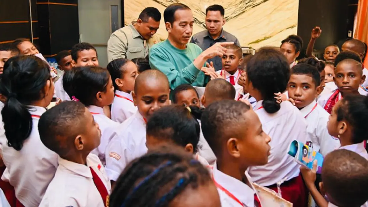 Potret Presiden Jokowi Ketika Diserbu Murid SD dan Ditanya Kenapa Ibu Kota Negara Baru Indonesia atau IKN Harus Pindah ke Kalimantan, Bukan Papua? (Foto: Laily Rachev - Biro Pers Sekretariat Presiden)