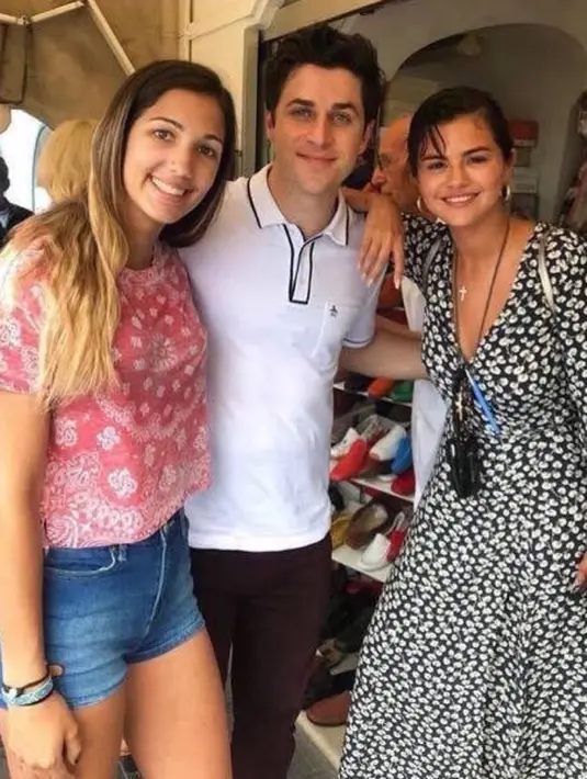 Tak sendirian, Selena Gomez pun terlihat reunian dengan teman baiknya, David Henrie. (Twitter/SelenaHQMedia)