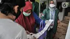 Warga menukarkan struk pembelian dengan bahan pangan saat pendistribusian Program Pangan Bersubsidi di RPTRA Permata Intan,Jakarta, Rabu (9/2/2022). Pemprov DKI kembali menggelar Program Pangan Bersubsidi yang terdiri atas beras, susu, daging, ikan, dan telur. (merdeka.com/Iqbal S Nugroho)