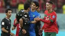 Yassine Bounou (tengah) meminta wasit agar tidak memberikan hukuman tambahan berupa pemberian kartu kepada pemain Maroko yang melakukan protes. (AP Photo/Frank Augstein)