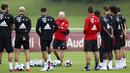 Pemain Bayern Munchen saat mengikuti sesi latihan jelang bergulirnya kompetisi Liga Jerman di Munich, Jerman, Sabtu (12/9/2020). Bayern Munchen akan menghadapi Schalke pada laga pembuka kompetisi Liga Jerman musim 2020/2021. (AP Photo/Matthias Schrader)