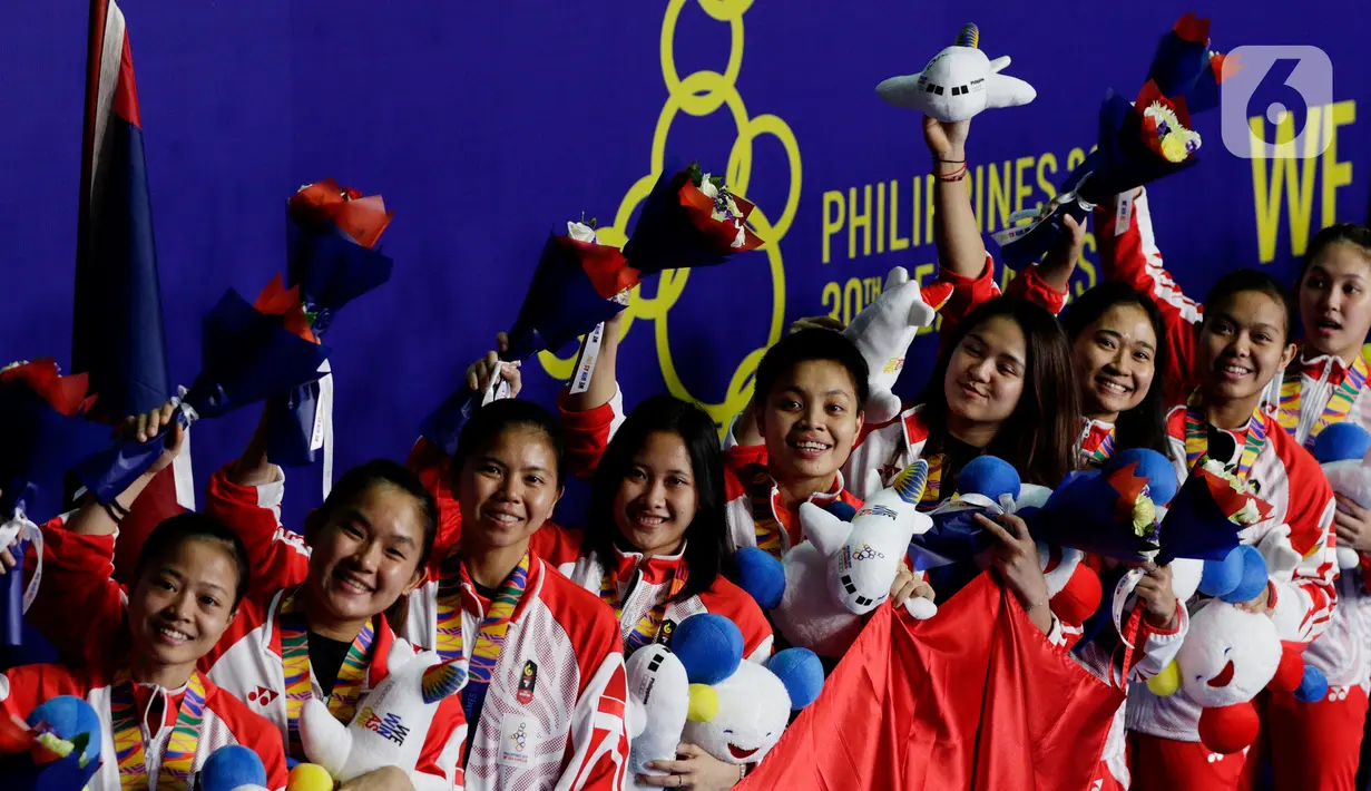 Tim bulutangkis putri Indonesia berpose saat menerima medali perak pada SEA Games 2019 di Muntinlupa Sports Complex, Manila, Selasa (3/12/2019). Tim Merah Putih takluk dari Thailand dengan skor 1-3. (Bola.com/M Iqbal Ichsan)