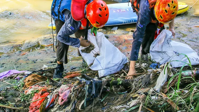 Hari Lingkungan Hidup Sedunia, 780 Kg Sampah Diangkut dari Sungai Ciliwung dalam Sehari