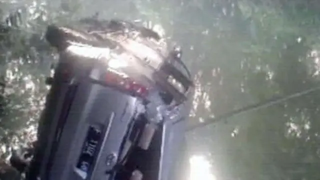 Hindari Truk, Minibus Terjun ke Sungai di Ciamis