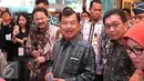Wapres Jusuf Kalla berbincang dengan Dirut BEI Tito Sulistio, Ketua Dewan Komisioner OJK Muliaman D. Hada saat menghadiri Kampanye Yuk Nabung Saham di BEI, Jakarta, Kamis (12/11). (Liputan6.com/Angga Yuniar)