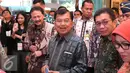 Wapres Jusuf Kalla berbincang dengan Dirut BEI Tito Sulistio, Ketua Dewan Komisioner OJK Muliaman D. Hada saat menghadiri Kampanye Yuk Nabung Saham di BEI, Jakarta, Kamis (12/11). (Liputan6.com/Angga Yuniar)