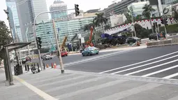 Tombol alat bantu penyeberangan (pelican crossing) yang terletak di kawasan MH Thamrin, Jakarta, Minggu (29/7). Pemasangan pelican crossing ini sebagai pengganti JPO di Bundaran HI yang akan dirobohkan. (Liputan6.cpm/Herman Zakharia)