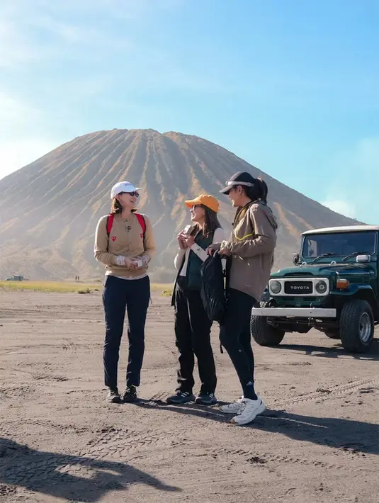 Cardigan tersebut dipadukan dengan inner putih, celana slim fit navy, dan hiking shoes hitam yang nyaman untuk menjelajah area pasir Bromo. Kombinasi warna netral dan potongan simpel membuat look ini terasa effortless namun tetap polished. [@lunamaya].