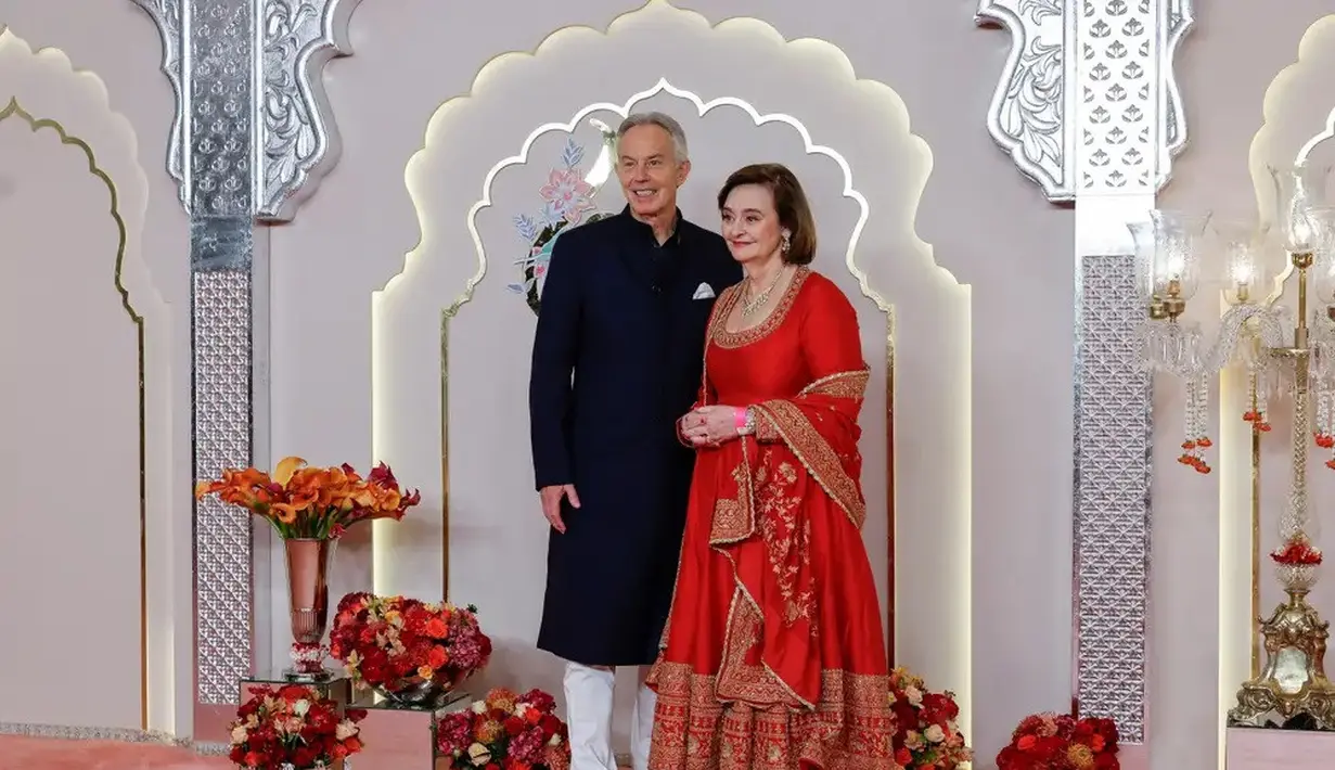 Mantan Perdana Menteri Inggris, Tony Blair dan istrinya Cherie Blair juga terlihat menghadiri pernikahan Anant Ambani dan Radhika Merchant. [Foto: Document/businessinsider]