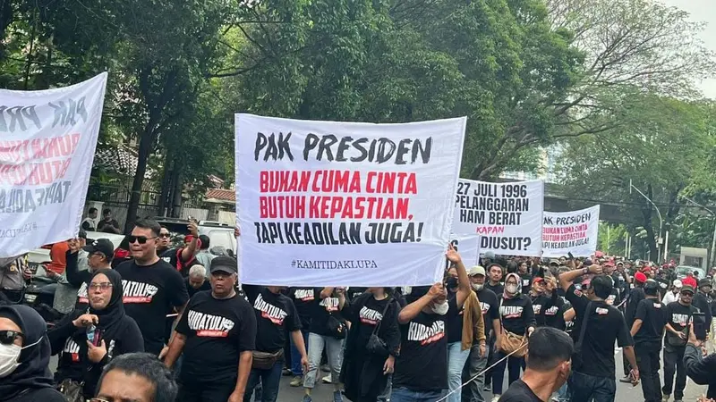 Ratusan kader dan simpatisan PDI Perjuangan melakukan longmarch sambil membawa spanduk dan bendera Merah Putih dari kantor DPP PDIP, Jalan Diponegoro menuju ke Kantor Komnas HAM Jalan Latuharhary saat memperingati peristiwa Kudatuli.