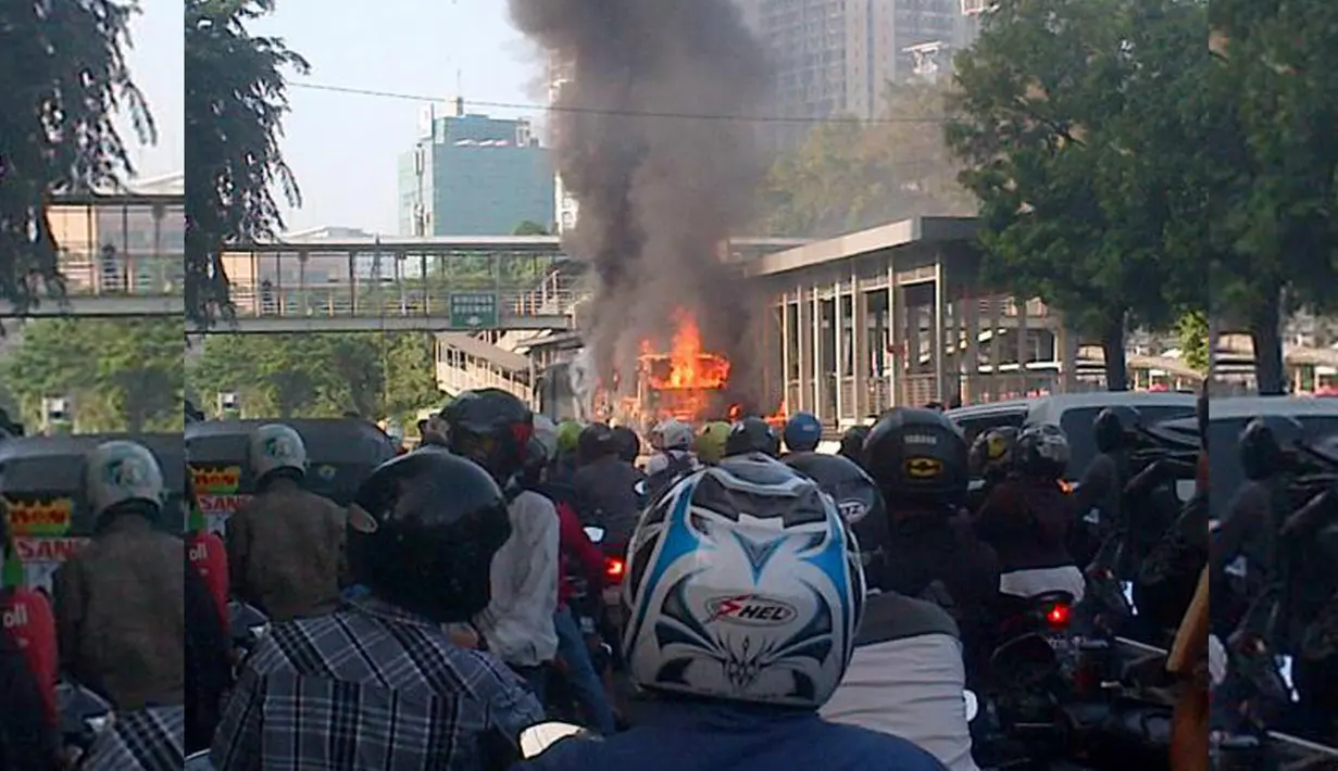Sejumlah pengendara tampak melihat kejadian terbakarnya bus Transjakarta di kawasan Salemba, Jakarta, Jumat (3/7/2015). Hingga kini belum ada laporan mengenai korban serta kerugian yang ditaksir akibat insiden tersebut. (twitter.com/Sandy_ervandi)
