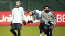 Pemain Liverpool, Mohamed Salah dan Alberto Moreno tertawa saat melakukan latihan jelang laga Liga Champions di Liverpool, Selasa (16/4). Liverpool akan berhadapan dengan FC Porto. (AP/Nigel French)