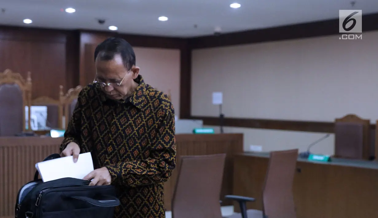 Mantan Menteri Agama Suryadharma Ali usai menjalani sidang lanjutan Peninjauan Kembali (PK) di PN Jakarta Pusat, Rabu (25/7/2018). Pada persidangan ini kuasa hukum pemohon membacakan kesimpulan pengajuan PK. (Liputan6.com/Helmi Fithriansyah)