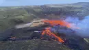 Lava yang mengalir dari gunung berapi Fagradalsfjall yang meletus sekitar 40 km sebelah barat ibu kota Islandia, Reykjavik, pada Sabtu (20/3/2021). Sebuah gunung berapi di dekat ibu kota Islandia meletus pada hari Jumat, 19 Maret. (Icelandic Coast Guard via AP)