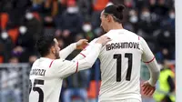 Pemain AC Milan Zlatan Ibrahimovic (kanan), merayakan golnya pada pertandingan sepak bola Serie A antara Venezia dan AC Milan di stadion Penzo, Venesia, Italia, Minggu 9 Januari 2022. (Paola Garbuio/LaPresse via AP)