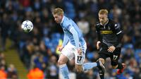 Kevin De Bruyne (kiri) saat membawa bola melewati hadangan pemain Borussia Monchengladbach di Liga Champions (8/12/2015). (Reuters/Sergio Perez)