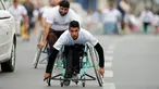Sejumlah warga difable Palestina mengayuh roda saat bersaing dalam perlombaan kursi roda yang diselenggarakan oleh Masyarakat Amal Assalama di Kota Gaza, (29/11). (REUTERS/Suhaib Salem)