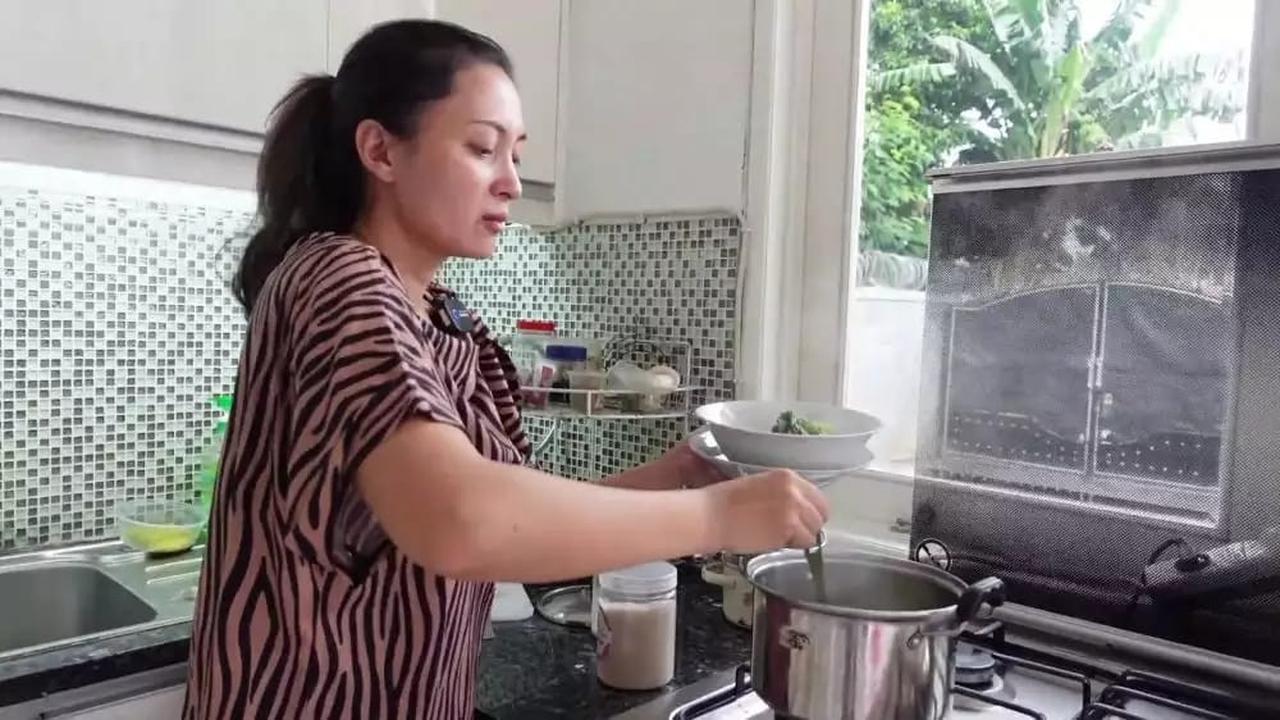 Della Puspita Vakum dari Dunia Entertainment, Cek Kondisi Dapur Mewahnya yang Elegan dan Luas