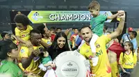 Pemain Bhayangkara FC, Ilija Spasojevic merayakan keberhasilan meraih gelar juara Liga 1 2017 di Stadion Patriot Bekasi, Sabtu (12/11/2017). Bhayangkara kalah 1-2 lawan Persija. (Bola.com/Nicklas Hanoatubun)