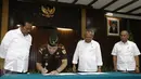 Jaksa Agung, HM Prasetyo (kiri) menyaksikan penandatanganan berkas eksekusi barang rampasan Jalan Tol Lingkar Luar Seksi Pondok Pinang-Jagorawi di Jakarta, Rabu (16/3/2016). Eksekusi berdasar SK MA No: 720K/Pid/2001. (Liputan6.com/Helmi Fithriansyah)