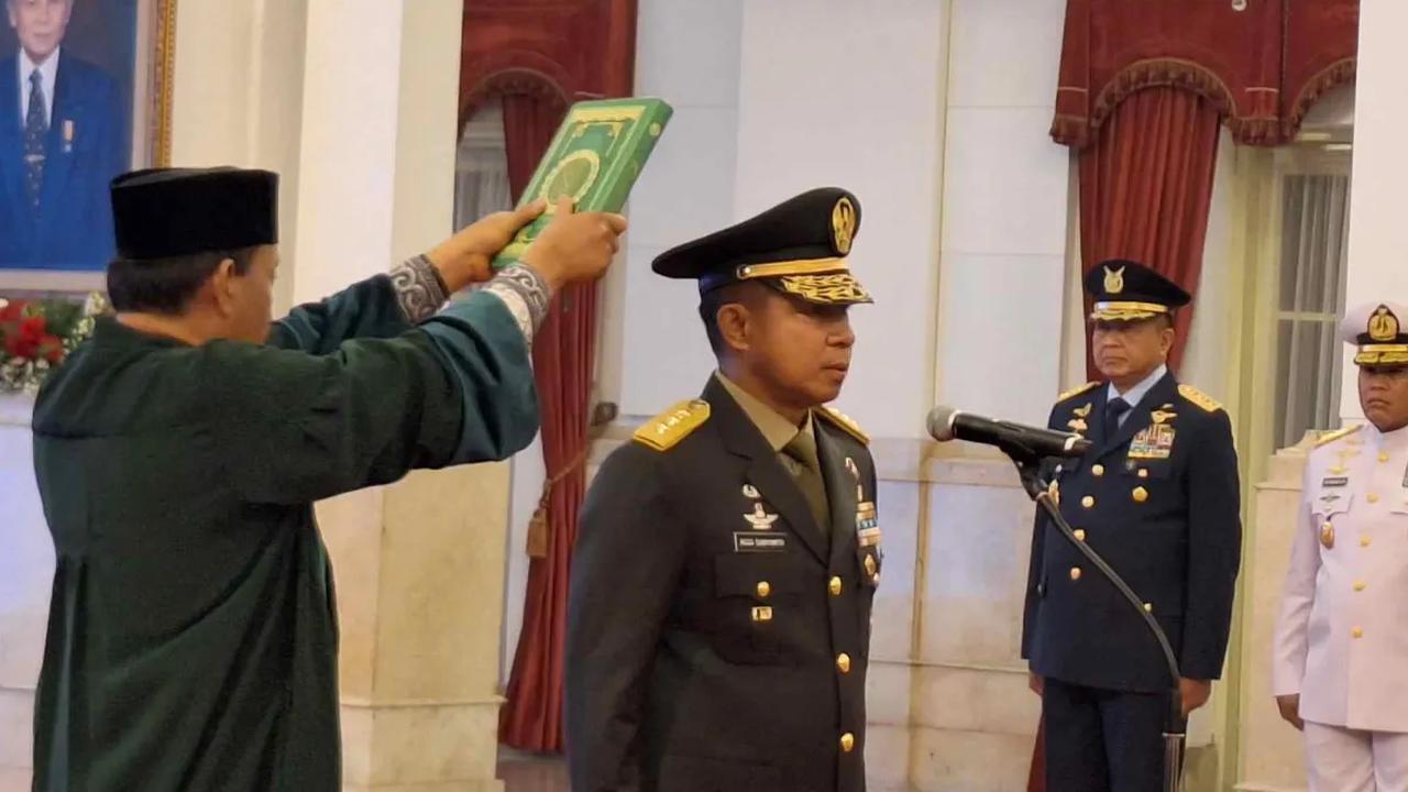 Jokowi kemudian membimbing Agus Subiyanto membacakan sumpah dan jabatan sebagai Kepala Staf Angkatan Darat.<br>