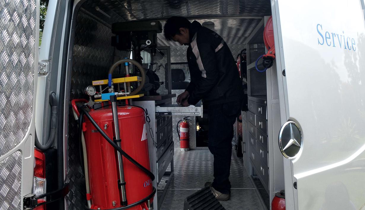 Petugas montir mengecek kesiapan Alat teknisi buat kendaraan Mobil, Jakarta, Jumat (16/6). Tahun ini, pengguna kendaraan komersial Mercedes-Benz dapat memanfaatkan program Lebaran Rescue sejak 20 Juni hingga 3 Juli 2017. (Liputan6.com/Helmi Afandi)