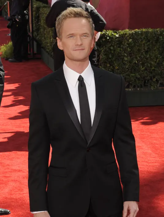 Aktor serial  ‘How I Met Your Mother’ ini menggunakan Instagram untuk mengucapkan hari bahagia itu kepada suaminya dengan foto mereka bersama-sama. (Bintang/EPA)