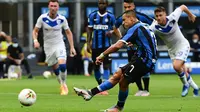 Penyerang Inter Milan, Alexis Sanchez, melakukan tendangan penalti ke gawang Brescia pada laga lanjutan Serie A pekan ke-29 di Giuseppe Meazza, Kamis (2/7/2020) dini hari WIB. Inter Milan menang 6-0 atas Brescia. (AFP/Miguel Medina)