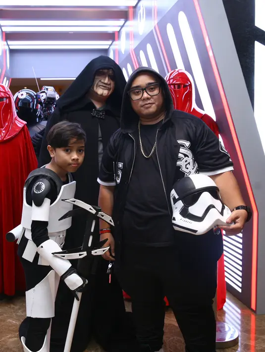 Usai menyaksikan film Star Wars ke-8 ini, Igor mengaku setiap tahun membuat kostum salah satu tokoh dalam film tersebut. Apalagi dua tahun ini, buah hatinya, Aaron sangat menyukai film Star Wars. (Nurwahyunan/Bintang.com)