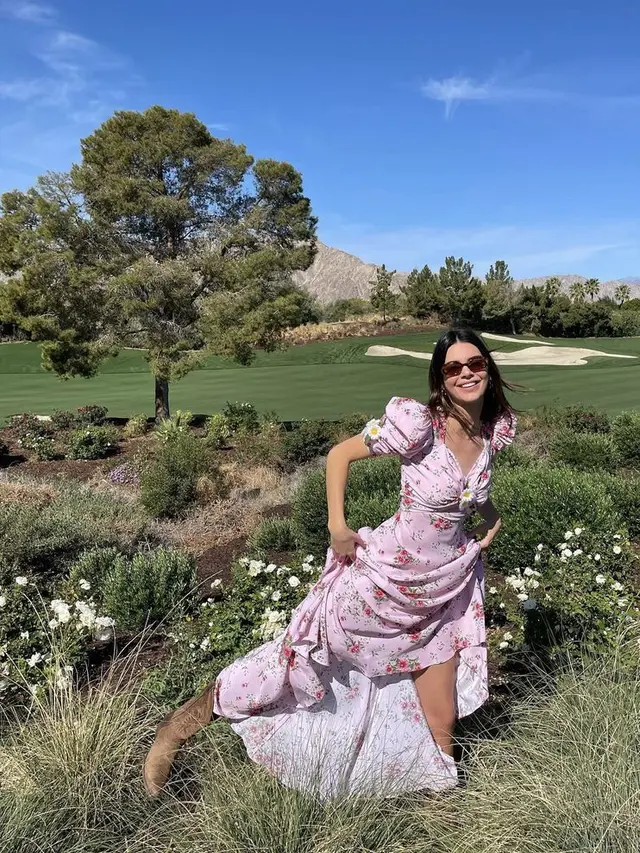 Kendall Jenner mengenakan dress pink/dok. dok. Instagram @kendalljenner