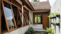 7 Desain Rumah dengan Jendela Jungkit agar Rumah Tetap Adem saat Cuaca Panas