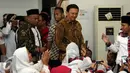 Cagub DKI Jakarta, Basuki Tjahaja Purnama (tengah) saat menghadiri peringatan Maulid Nabi Muhammad SAW 1438H di Jakarta, Minggu (15/1). Kedatangan Ahok disambut ratusan anggota Relawan Nusantara. (Liputan6.com/Helmi Fithriansyah)