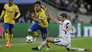 Striker Juventus, Paulo Dybala, berusaha melewati bek Tottenham Hotspur, Jan Vertonghen, pada laga Liga Champions di Stadion Wembley, London, Rabu (7/3/2018). Tottenham Hotspur takluk 1-2 dari Juventus. (AP/Kirsty Wigglesworth)