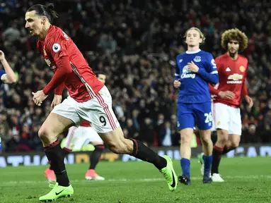 Striker Manchester United, Zlatan Ibrahimovic, merayakan gol yang dicetaknya ke gawang Everton pada laga Premier League di Stadion Old Trafford, Inggris, Selasa (4/4/2017). Kedua klub bermain imbang 1-1. (AFP/Oli Scarff)