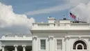 Bendera Amerika Serikat berkibar setengah tiang di Gedung Putih, Washington DC, Minggu (4/8/2019). Presiden Donald Trump memerintahkan pengibaran bendera setengah tiang di semua gedung pemerintah untuk mengenang korban tewas dalam dua penembakan massal di El Paso, Texas, dan Ohio. (AP/Andrew Harnik)