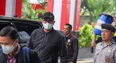 Bupati Klaten Hamenang Wajar Ismoyo tiba di Gedung Merah Putih KPK, Jakarta Selatan, Jumat (16/10/2026), setelah terjaring Operasi Tangkap Tangan (OTT) yang digelar KPK sehari sebelumnya. (officialkpkri)