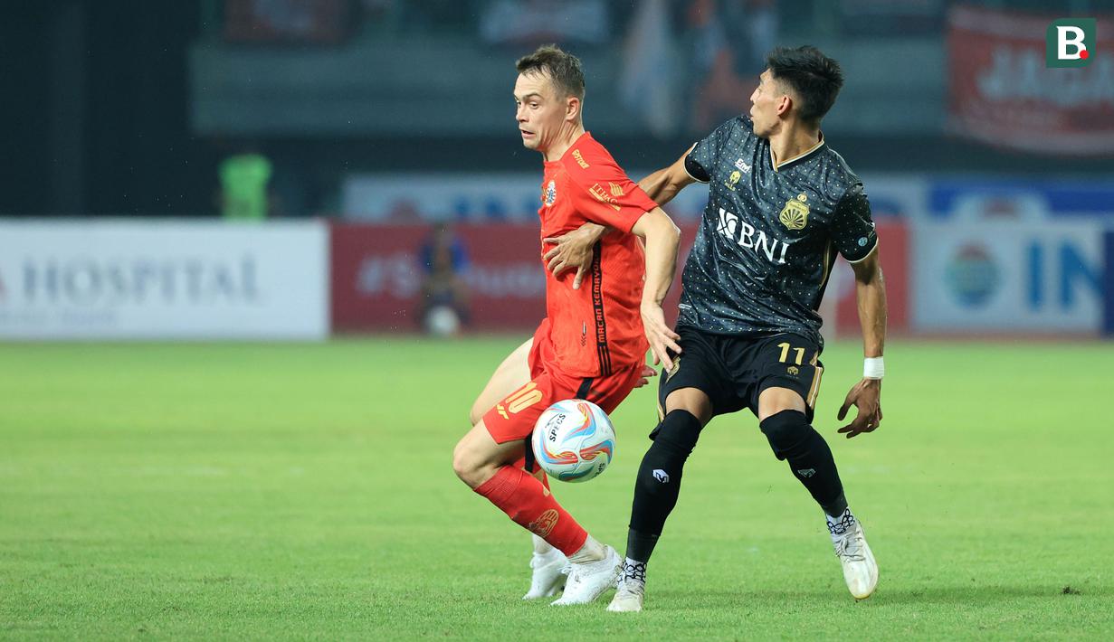 Pemain Persija Jakarta, Maciej Gajos berusaha melewati pemain Bhayangkara Presisi pada laga pekan ketiga BRI Liga 1 2023/2024 di Stadion Patriot Candrabhaga, Bekasi, Minggu (16/7/2023). Persija menang dengan skor 4-1. (Bola.com/M Iqbal Ichsan)